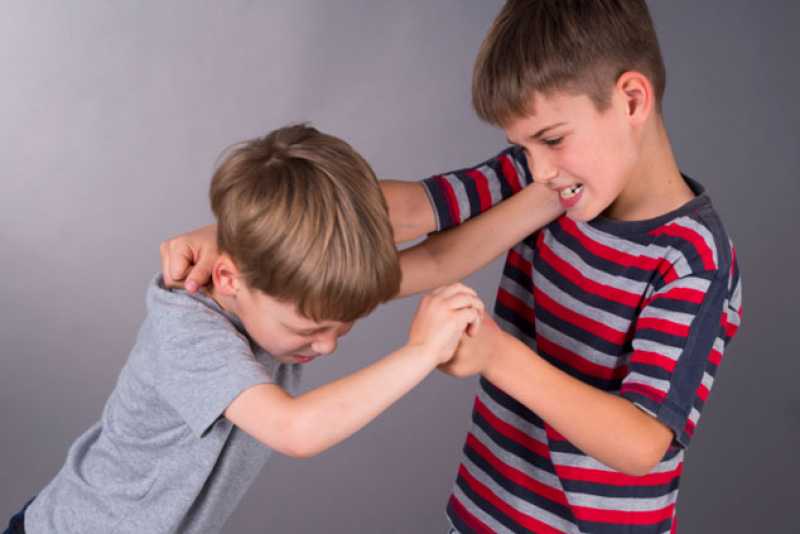 <p><span><strong><span>sich streiten (mit + Dativ / über + Akkusativ</span></strong></span></p><p><span><span>Manchmal </span><strong><span>streiten sich</span></strong><span> die Kollegen </span><strong><span>über</span></strong><span> den Schichtplan</span></span></p>