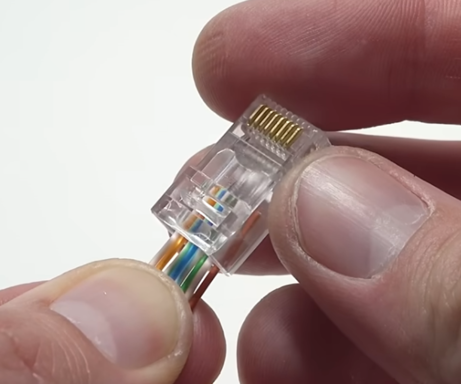 <p>ولأستخدام السلك يتم تركيب رأس بلاستيكي يدعى Rj45، عن طريق اداة تدعى Crimp Tool:</p>