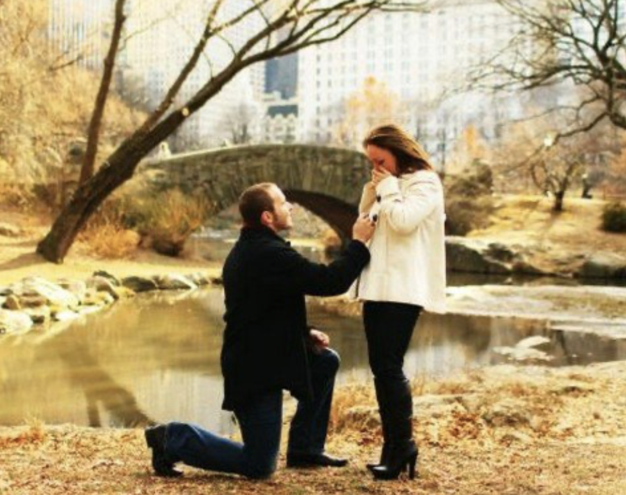 <p>to drop to one's knee<br><br>e.g. The moment he dropped to one knee, she knew exactly what was about to happen.</p>