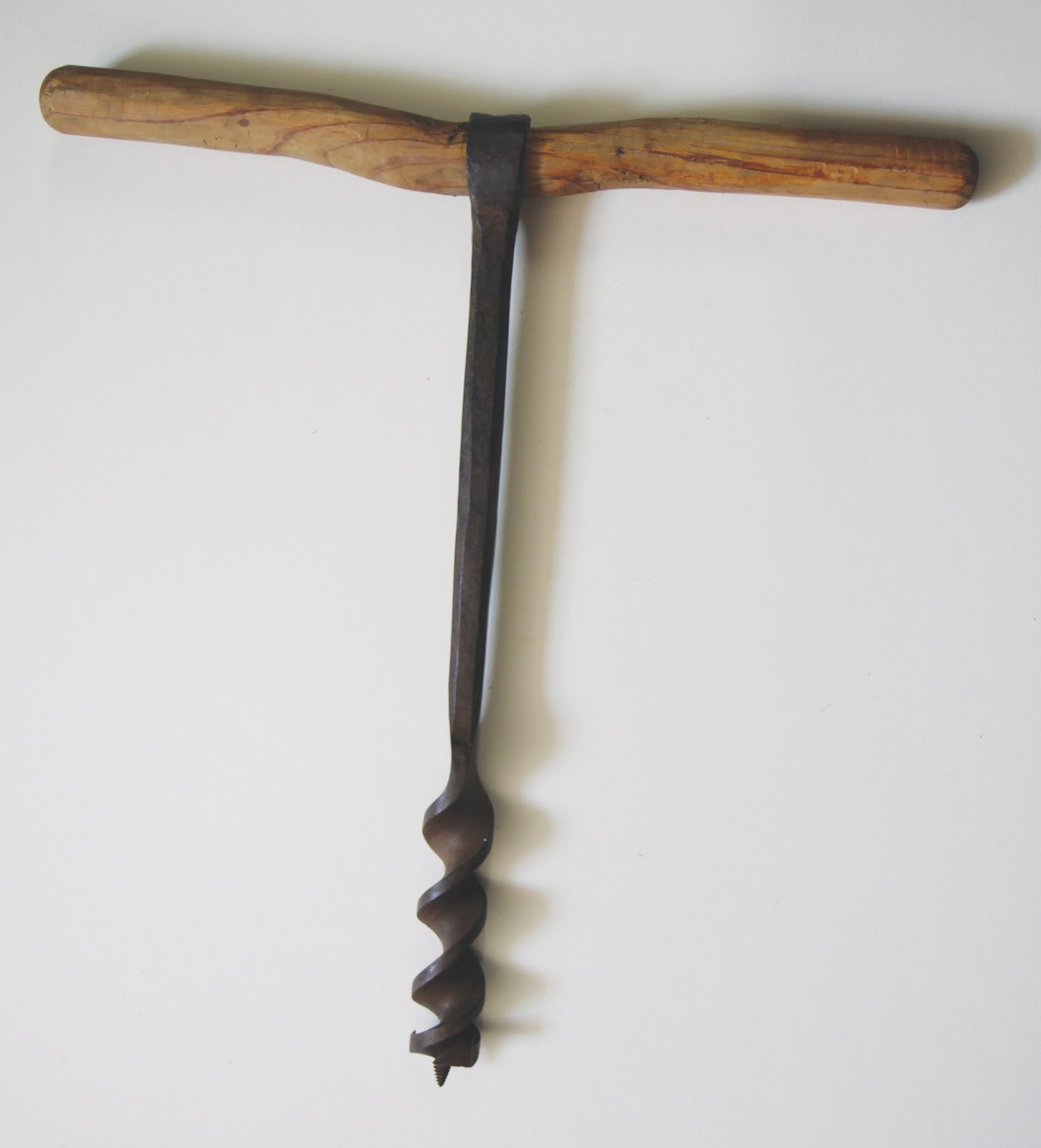 <p>tarière, outil permettant de percer le sol ou des matériaux comme le bois</p>