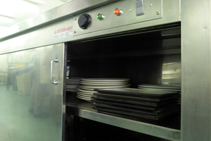 <p>plates and dishes</p>