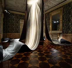 <p>Hong Chun Zhang, <em>Fall (Milan Project), </em>2020</p>