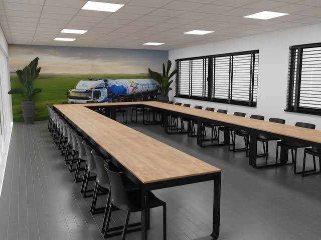 <p>seminar room [<span>ˈsemɪnɑː(r) ruːm]</span></p>