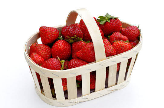 <p><span style="color: blue;">un panier</span> de <span style="color: rgb(217, 36, 132);">fraise<strong>s</strong></span></p>