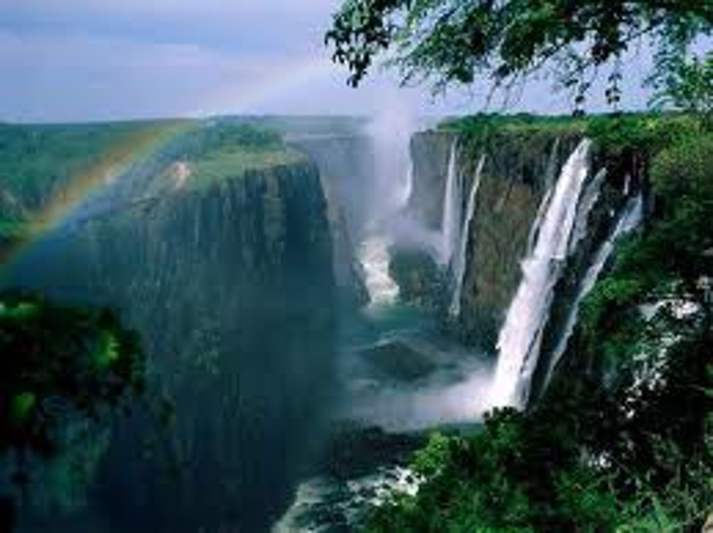 <p>(n) điều kì diệu</p><p>= something that fills you with surprise and admiration (n: sự khâm phục)</p>