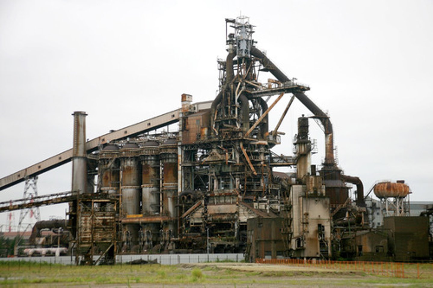 <p>un haut fourneau (appareil à cuve, chauffé au coke, où s'effectuent la réduction puis la fusion réductrice des minerais de fer, et l'élaboration de la fonte ou de certains ferro-alliages)</p>