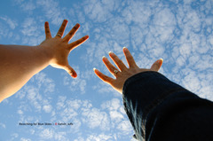 <p>(1) To arrive at a place - Đến/tới.</p><p>(2) To stretch your hand/body to touch something - Với tới.</p><p>(3) To achieve a level or goal - Đạt tới.</p>