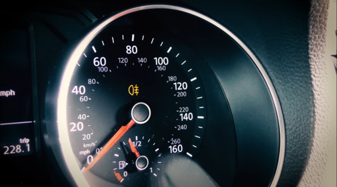 <p>Tell me how you’d switch on the rear fog light(s) and explain when you’d use it/them. You don’t need to exit the vehicle.</p>