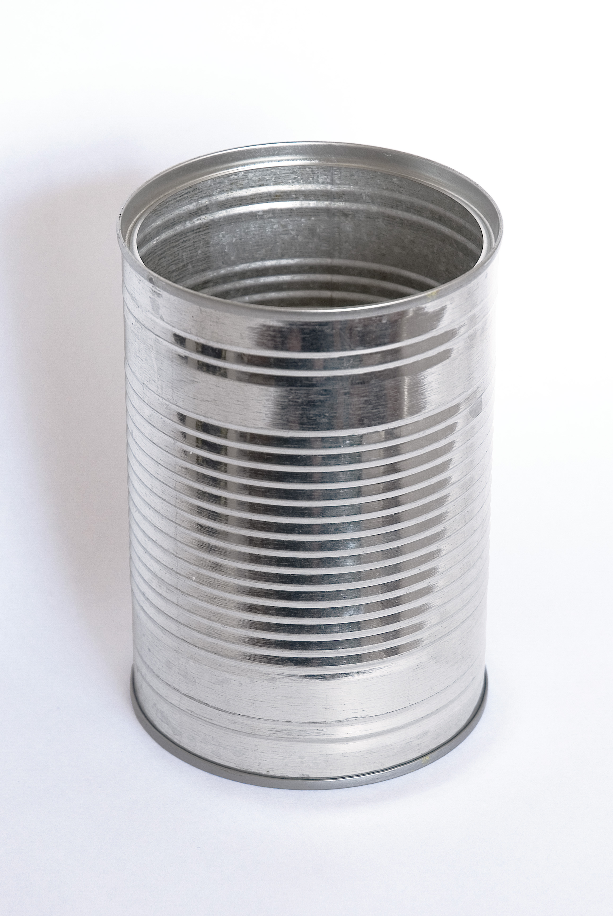 <p>A cylindrical metal container in which some foods or drinks are sealed.</p>