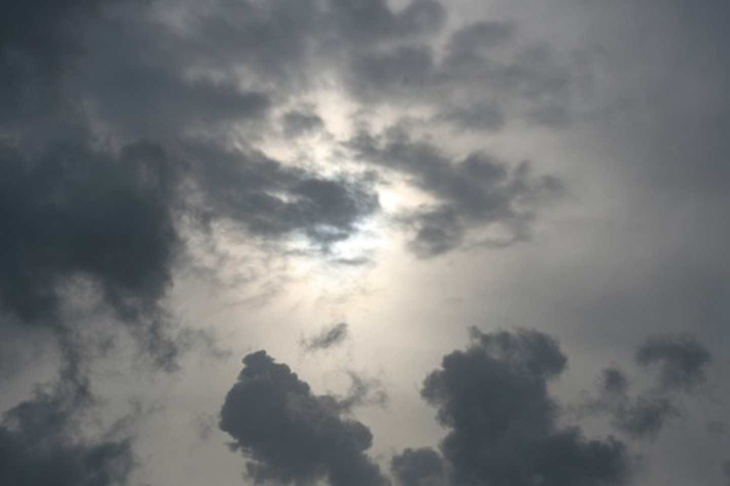 <p>bầu trời xám</p>