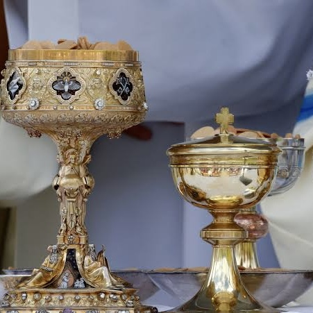 <p>Comment appelle-t-on la coupe sacrée utilisé dans la liturgie catholique pour contenir les hosties consacrées destinées à la communion ?</p>
