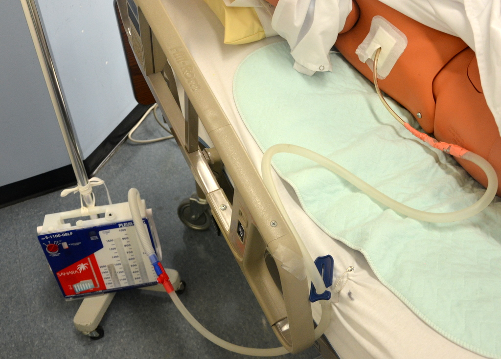 <ul><li><p>water seal is a window into the pleural space</p></li><li><p>if air is leaving the chest bubbling will be seen here </p></li><li><p>air leak meter(1-5) provides a way to measure the leak and monitor over time→ is it getting better or worse? </p></li><li><p>consistent bubblinh on inspiration and expiration means a leak is present </p></li><li><p>common leaking areas→ insertion site, connection between thoracic cavity and drainage unit or drainage system </p></li></ul><p></p>