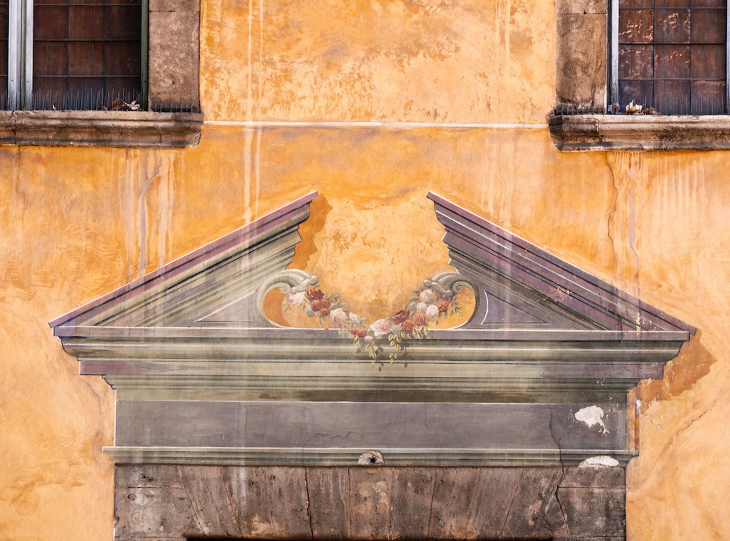 <p>a pediment in which the cornice is discontinuous or interrupted by another element</p>