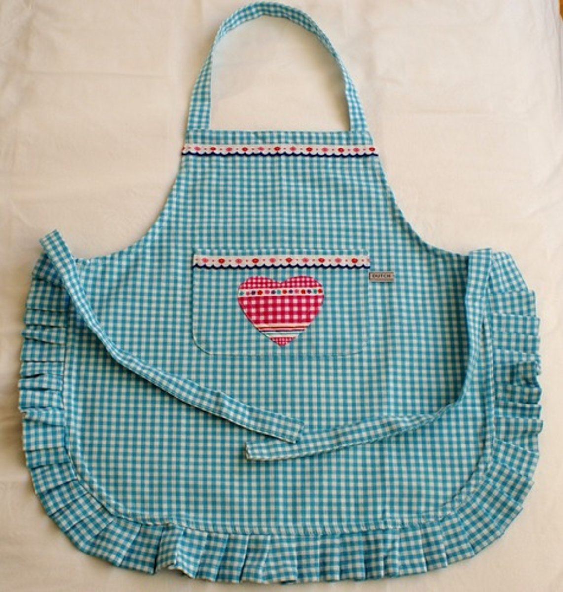 <p>/ˈeɪ.prən/ - tạp dề - he tied a canvas apron around his waist before starting to work in the pottery studio</p>