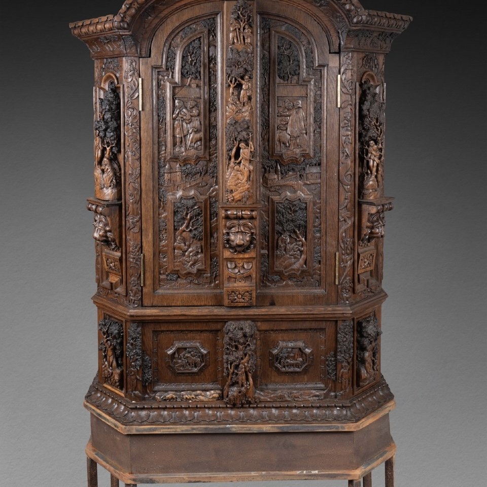 <p>Comment appelle-t-on, dans une église catholique, l’armoire sacrée où l’on conserve le ciboire contenant les hosties consacrées ?</p>