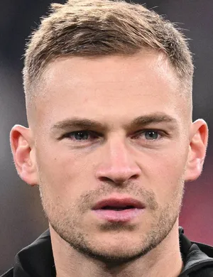 <p><strong><mark data-color="rgba(0, 0, 0, 0)" style="background-color: rgba(0, 0, 0, 0); color: inherit;">Defensiv mittfältare/Högerback i Bayern München och det tyska landslaget</mark></strong>.6</p>