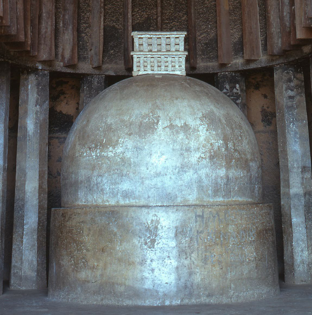 <p>Monastère bouddhique excavé de Bhaja (Maharashtra)</p><p>IIe - Ier siècle av. J.-C.</p><p>Profondeur 17m et largeur et hauteur 8m</p>