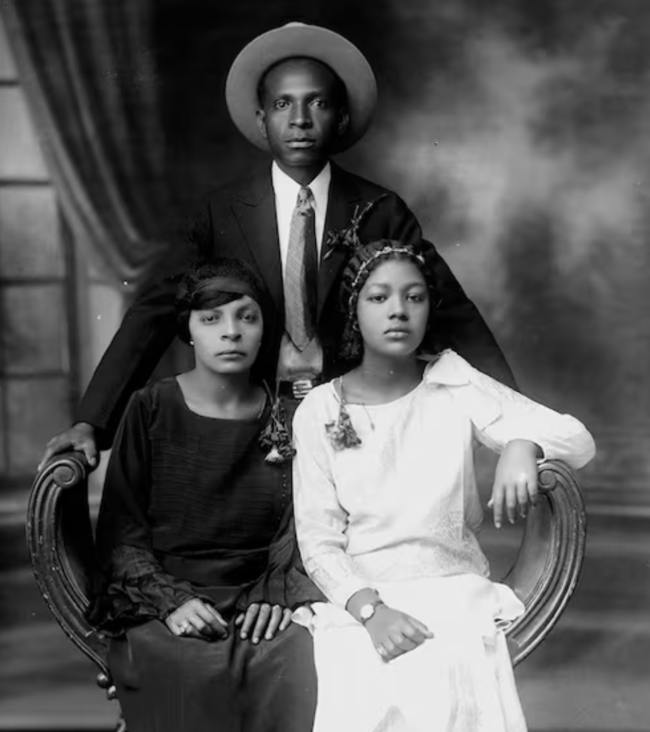 <p>Fotografia Rodriguez, Perdo P. Villa and family, 1931, digital positive from original gelatin dry plate </p>