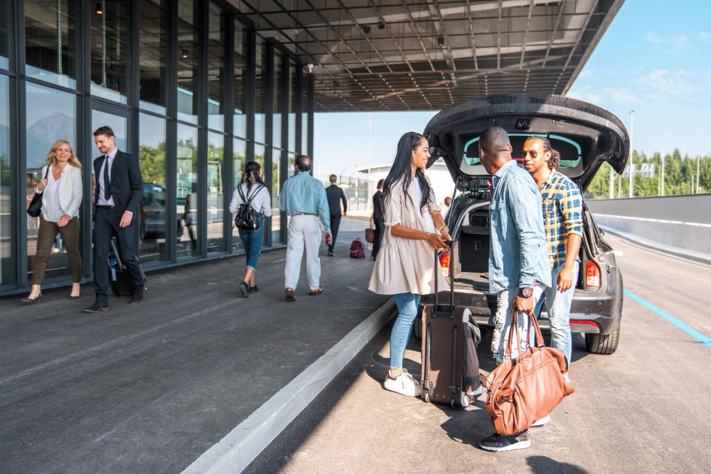 <p><strong>to get to a place</strong></p><p><em>I ___________ the airport at 8 a.m.</em></p>