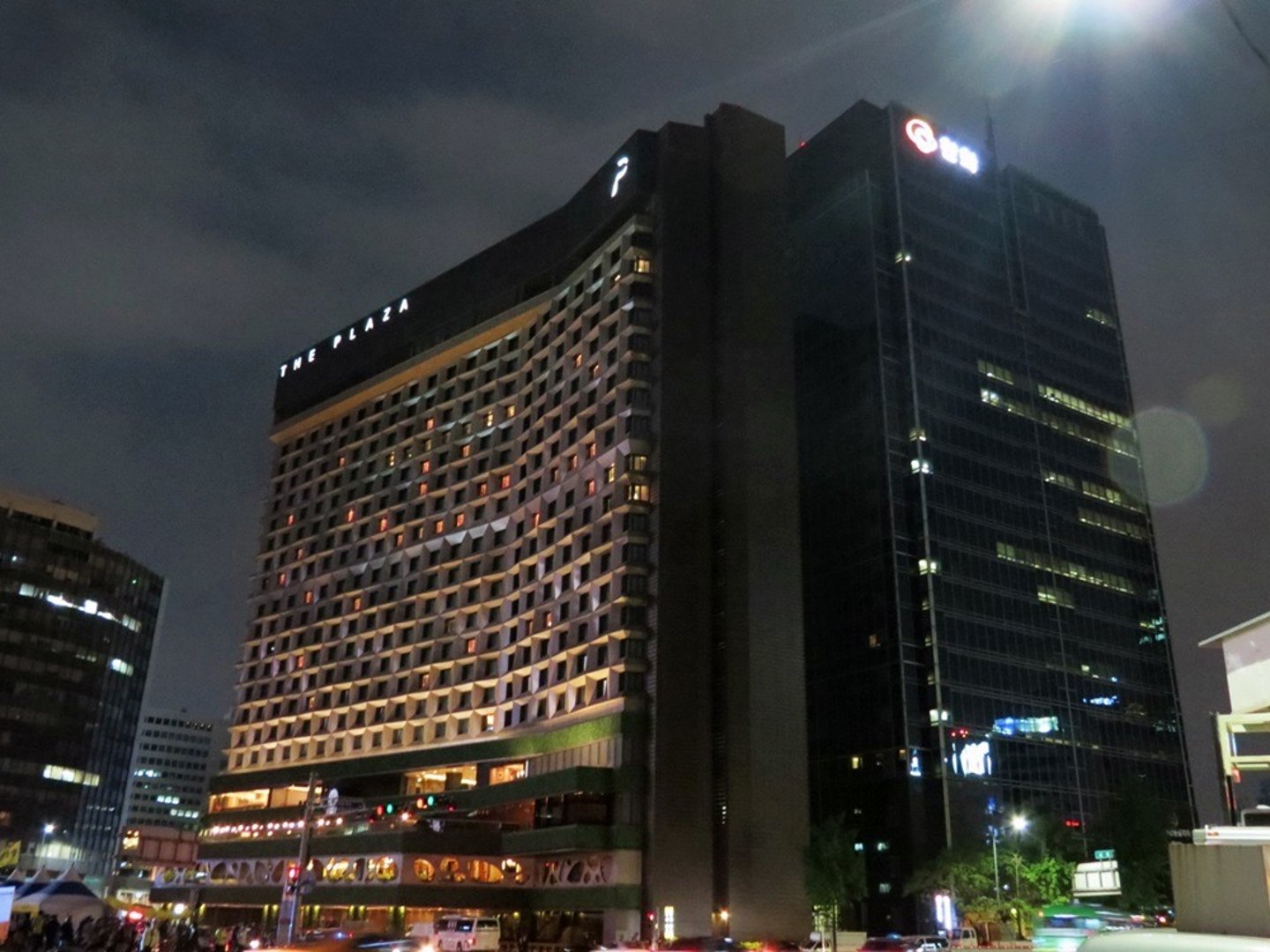<p>hotel - /həʊˈtel/ [c]</p>