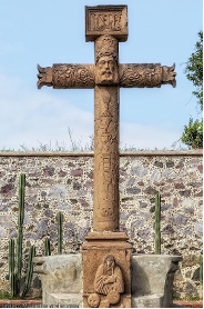 <p>Wat is er te zien op het Atriumkruis van San Augustín en wat was de functie?</p>