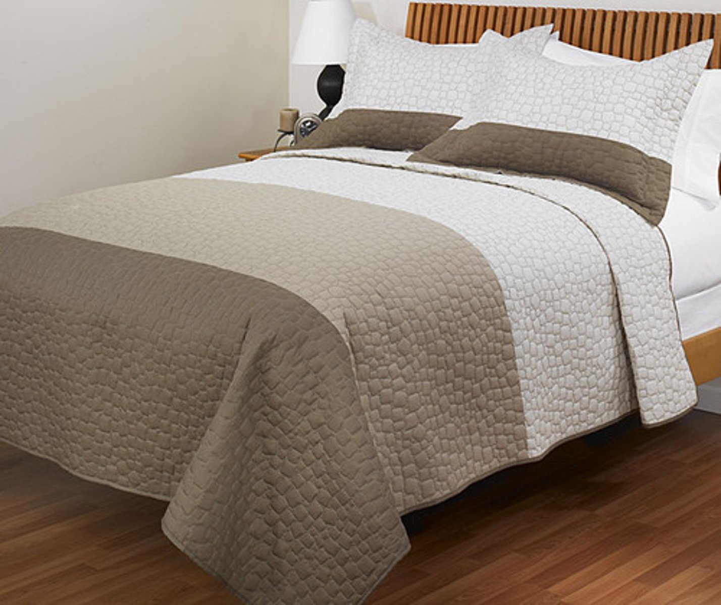 <p>(n) blankets</p>