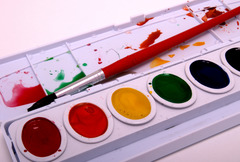 <p>màu nước - loại màu pha với nước (Example: She loves watercolor painting. - Cô ấy thích vẽ màu nước.)</p>