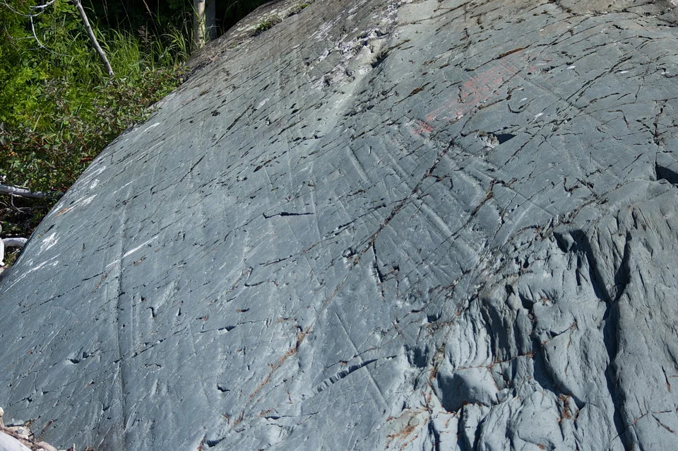 <p>Long parallel scars in rocks carved by rock fragments being dragged across them by a glacier.</p>