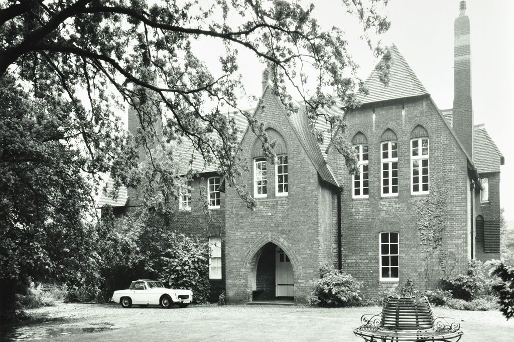 <ul><li><p><span style="background-color: transparent;">Resembles quaint cottages of the English countryside</span></p></li><li><p><span style="background-color: transparent;">Not symmetrical; windows and roof line do not align</span></p></li><li><p><span style="background-color: transparent;">It feels undesigned, but it was built all at one</span></p></li><li><p><span style="background-color: transparent;">Gothic revival arch at the entrance</span></p></li><li><p><span style="background-color: transparent;">10 years after the Crystal palace, but looks nothing like it</span></p></li><li><p><span style="background-color: transparent;">Openly reviving the past</span></p></li></ul><p></p>