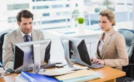 <p>Parece que está concentrado/a y trabajando duro. Parece que está mirando datos y informacion en su ordenador y desarrollando un proyecto para su jefe.</p>