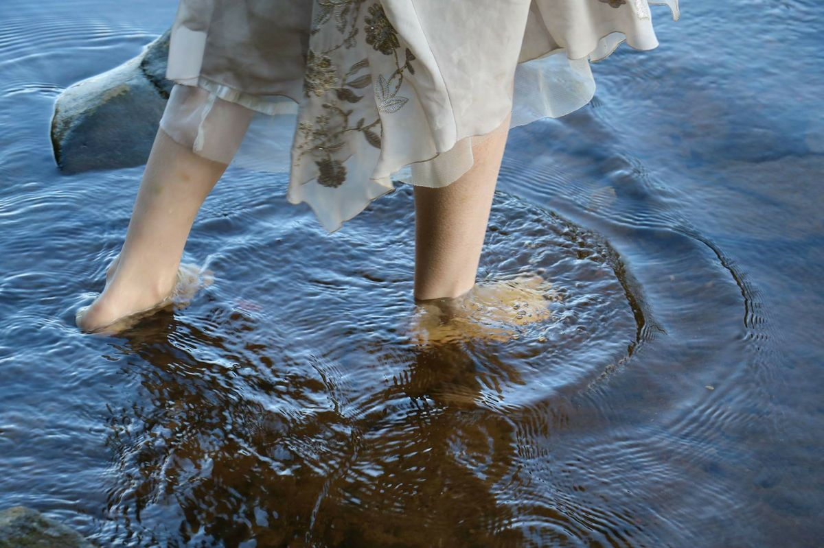 <p>ступити у воду </p><p>(The lake was cold when I s__________ i__________ t__________ w__________.)</p>