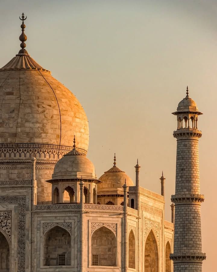 <p>The <strong>mosque</strong> in the city centre is very beautiful.</p>