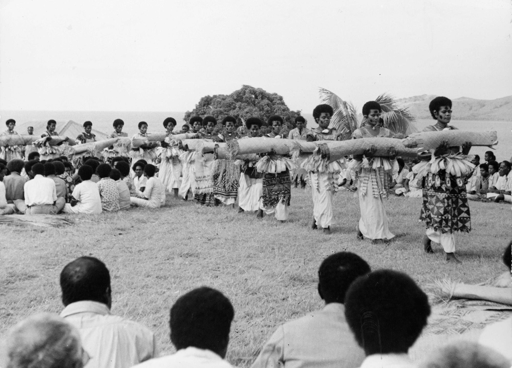 <p>A massive performance where women gifted simple, woven textile mats to celebrate Queen Elizabeth II's visit.</p>