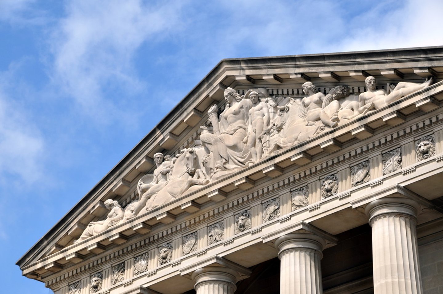 <p>the triangular gable used in classical Greek temples, as well as Renaissance and neoclassical architecture. It is found under the roof of the building and above the entablature. This would usually be on top of a portico or columns. The triangular area within the pediment is called a tympanum, and this was usually decorated with relief sculptures.</p><p>古典希腊神庙以及文艺复兴和新古典主义建筑中使用的三角形山墙。 它位于建筑物的屋顶下方和柱顶上方。 这通常位于门廊或柱子的顶部。 山墙内的三角形区域称为鼓室,通常用浮雕装饰。</p>