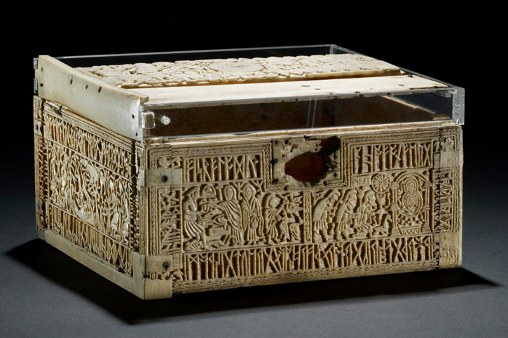 <p>Scrigno in osso northumbrico; combina motivi germanici (fabbro Weland) e cristiani (Re Magi); esempio di sincretismo culturale; iscrizioni in fuþorc e lettere latine; conservato al British Museum (con un pannello al Bargello, Firenze)</p>