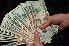<p>zhuàn qián</p><p>to earn money/ make a profit</p>