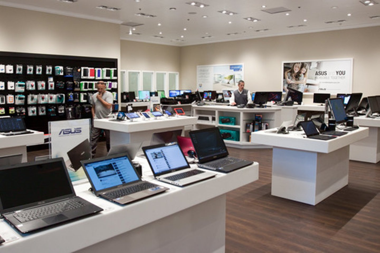 <p>TRANSLATION: торговая точка / магазин</p><p>DEFINITION: A store that sells goods to the public.</p><p>EXAMPLE: This .................. uses tablets for its checkout systems. Эта ТОРГОВАЯ ТОЧКА теперь использует планшеты в своих кассовых системах.</p>