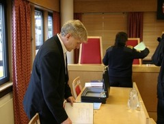<p>адвокат (дающий советы клиенту, подготавливающий дела для барристера и выступающий только в судах низшей инстанции)</p>