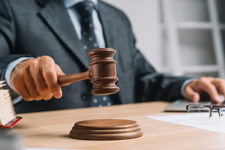 <p>verdict (n) <span>/ˈvɜːdɪkt/</span></p>