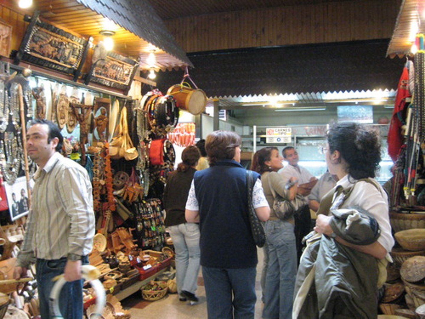 <p>market (mit small stands)</p>