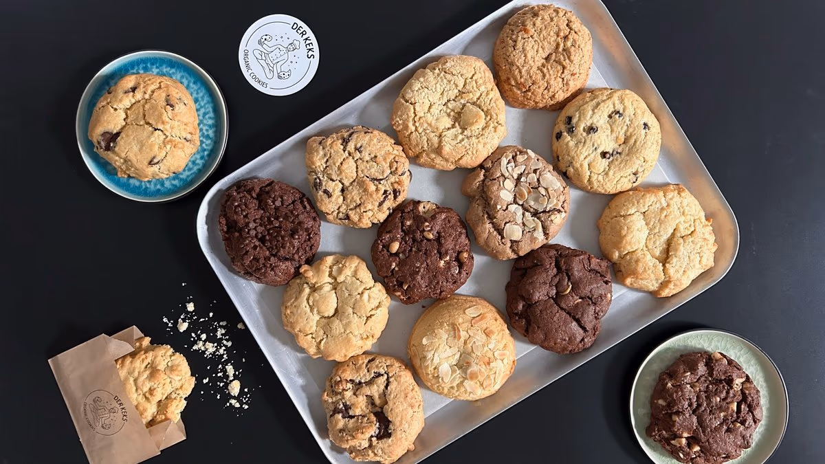 <p><strong>Kurabiye</strong></p><p><strong>*****************************************************************************************</strong></p><p>Tom isst Kekse.</p><p>Tom kurabiye yiyor.</p>