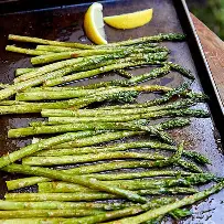 <p>Cooking directly under or above a heat source. Food can be broiled in an oven or grill.</p><p>• As cooking happens quickly, stay near the food at all times.</p><p>• Examples: Broiled asparagus, broiled lambchops.</p>