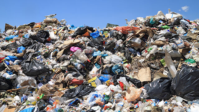 <p>tengo que sacar la basura</p>