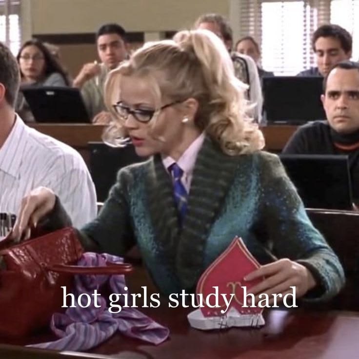 <p>to achieve good results in a test, subject, or educational program</p><p>в AmE обычно <strong>do well on an exam</strong>, а в BrE чаще <strong>do well in an exam</strong></p>