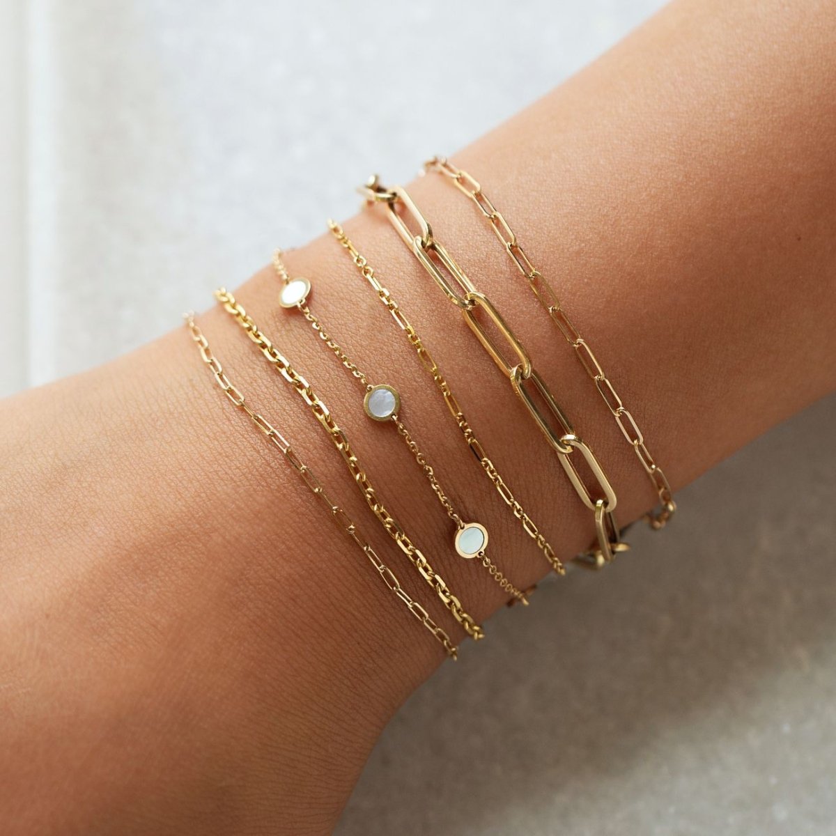 <p>bracelet (n) /ˈbreɪslət/</p>
