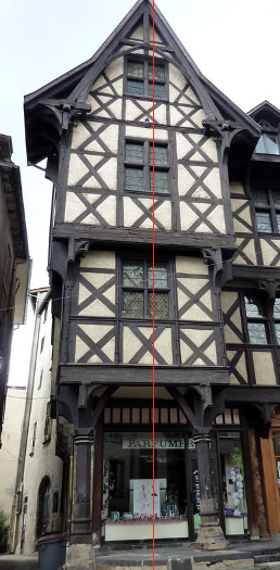 <p><span><strong>c’est l’ouverture délimitée par deux supports verticaux dans une élévation&nbsp;; </strong>cette ouverture peut être réelle mais aussi feinte (niche, trumeaux ornés d’un oculus, arcatures aveugles, etc.).</span></p><p><span>Au sens large, qui est très fréquent&nbsp;dans la description des élévations: on parle de travée pour désigner <strong>une succession d’ouvertures</strong> <strong>alignées sur le même axe vertical</strong></span></p>
