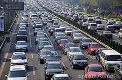 <p>(n, v) Tiếng gầm, tiếng gầm rú (giao thông đông đúc, thác nước lớn). Ví dụ: The roar of heavy traffic filled the street.</p>
