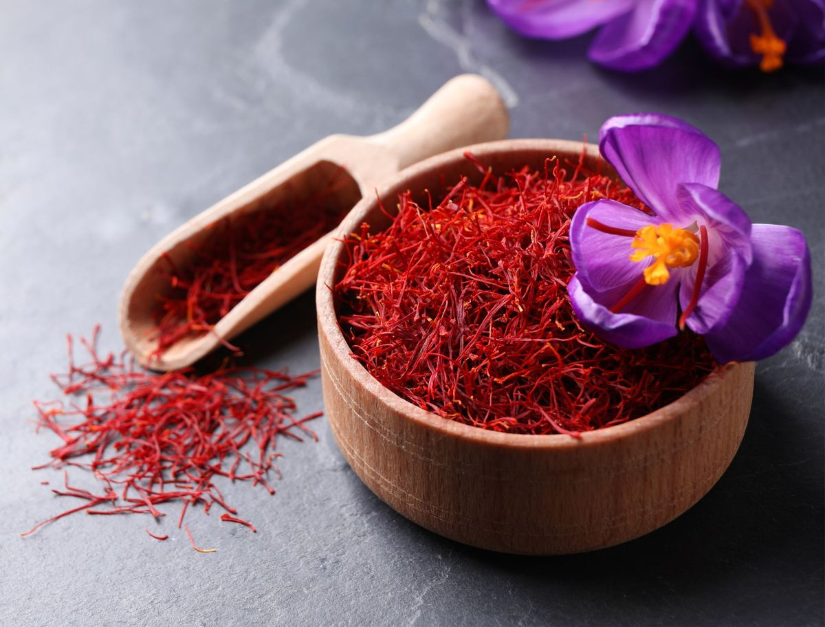 <p>saffron ( UN ) ( adj ) ( từ nhụy hoa )</p>