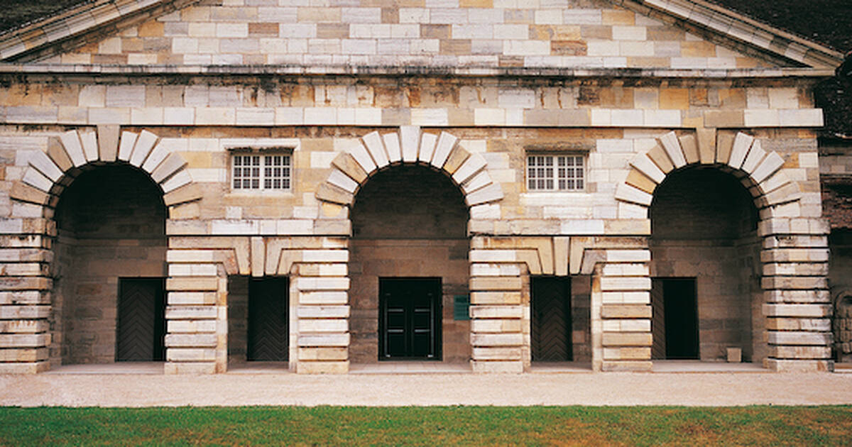 <p>-Rusticated archways</p>