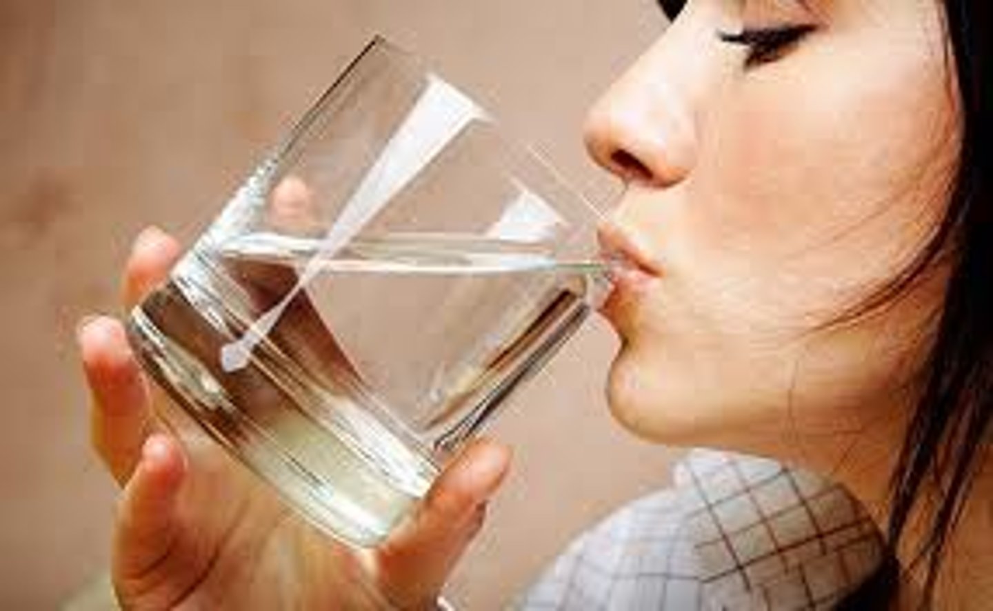 <p>to drink, what do you usually drink? I usually drink water, I do not drink soft-drinks like coke, but mi hermano drinks many soft-drinks</p>